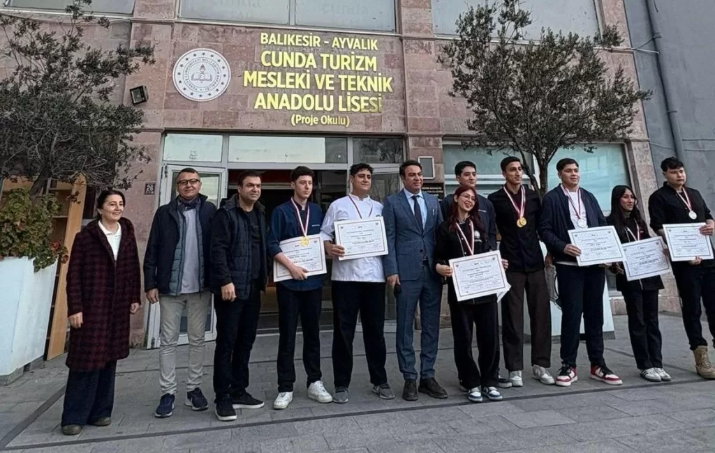 ayvalikli sef adayi ogrenciler istanbuldan 15 madalya ile dondu 469f15c2def2 |