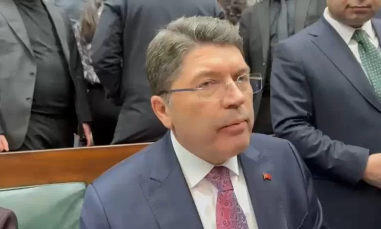 Bakan Tunç: "Bayrak indirme olayıyla ilgili 14 kişi gözaltına alındı, gözaltı süreçleri devam ediyor" 1 bakan tunc bayrak indirme olayiyla ilgili 14 kisi gozaltina alindi gozalti surecleri devam ediyor 78cc303f2990 |