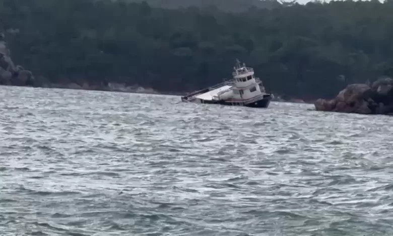 balikesirde firtina nedeniyle 25 metrelik feribot koya suruklenerek karaya oturdu 68ab5d58eccc |