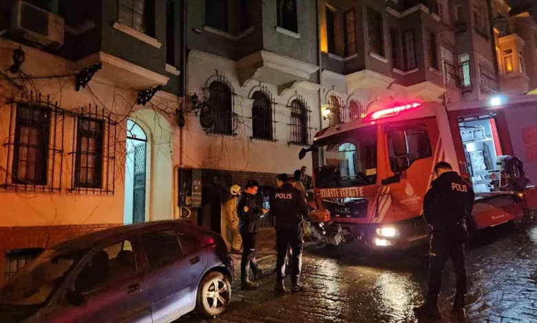 Beyoğlu’nda otelde yangın paniği: Mahsur kalan 3 kişi kurtarıldı 1 beyoglunda otelde yangin panigi mahsur kalan 3 kisi kurtarildi 581fdca22c0a |