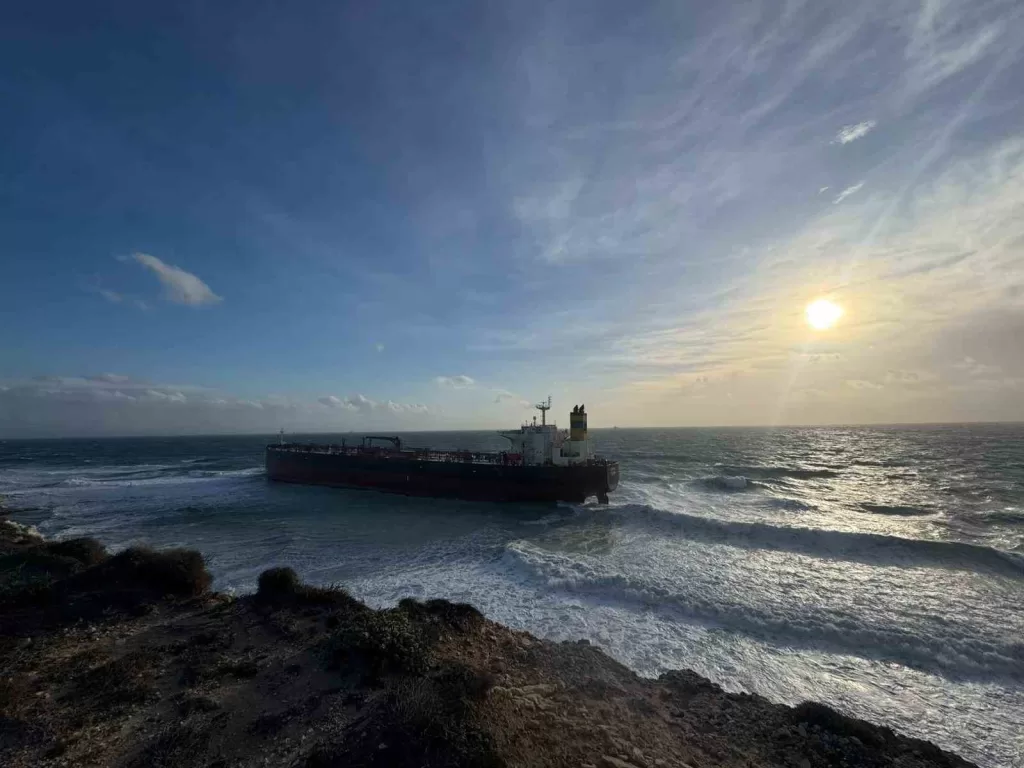 bozcaadada karaya oturan tanker 12 gun sonra kurtarildi cf47a02b2f26 |