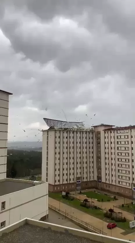 bursada siddetli firtina catilari boyle ucurdu 7c2d770fbbb1 |