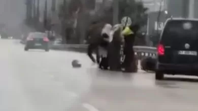 bursada tartistigi kuryeyi dovdu o anlar kameraya yansidi b2ea2a27228e |