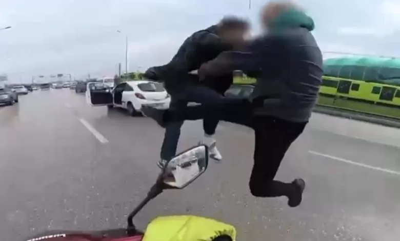 bursada trafikte ucan tekmeli kavga 947e98ef2697 |