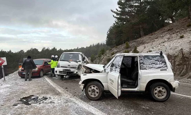 buzlanma nedeniyle arazi araciyla kamyonet carpisti 2 yarali 7c943985560a |