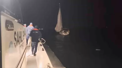 canakkale bogazinda icinde 2 kisinin bulundugu yelkenli tekne kurtarildi 1a8e32f0db5d |