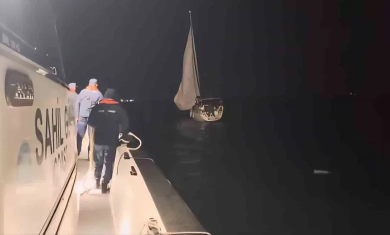 canakkale bogazinda icinde 2 kisinin bulundugu yelkenli tekne kurtarildi 1a8e32f0db5d |