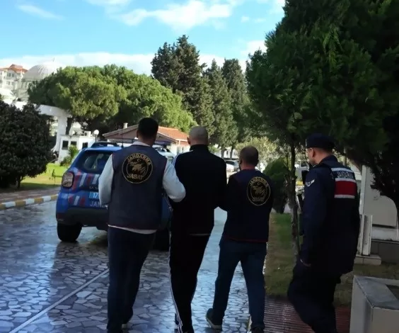 canakkalede 15 yil hapis cezasi ile aranan sahis saklandigi evde yakalandi a87ae6c8de12 |