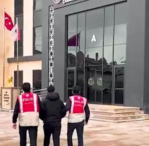 canakkalede bir vatandasi 4 milyon 500 bin tl dolandiran 3 supheli tutuklandi d5170feec045 |