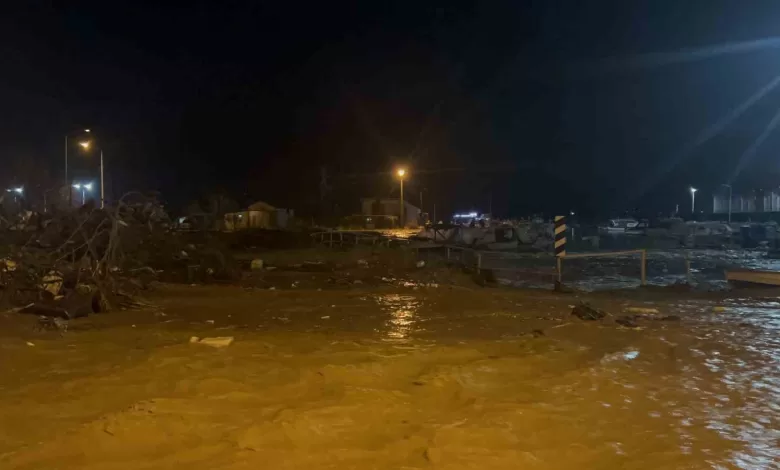 canakkalede saganak yagis nedeniyle kepez cayi tasti sahil yolu trafige kapatildi e78de0534b8b |