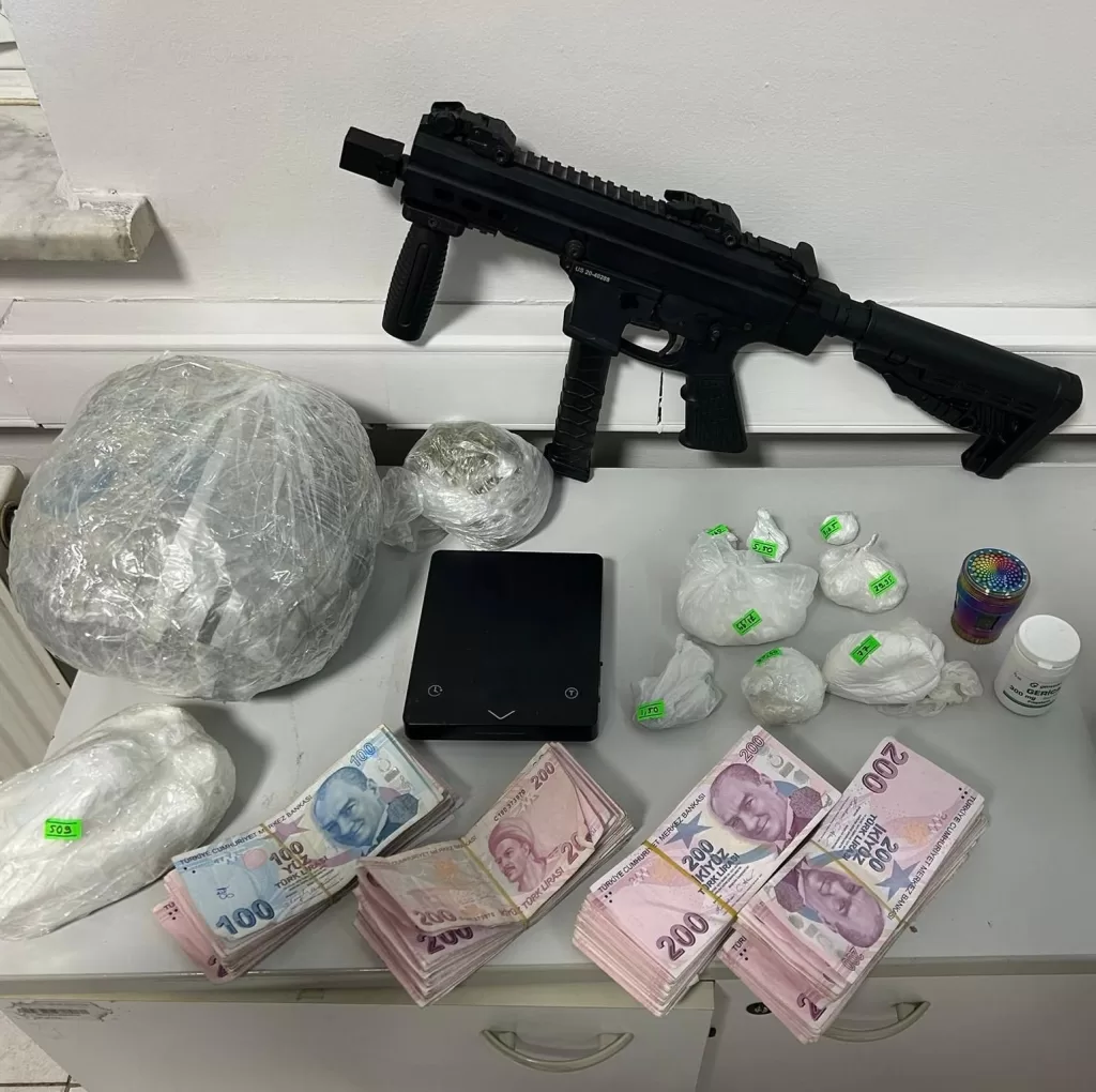 cinayet zanlisi hobi bahcesinde otomatik silah ve uyusturucuyla yakalandi 341fa317e2b5 |