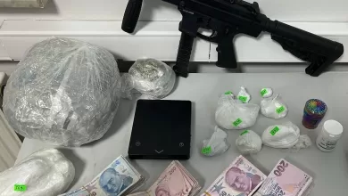 cinayet zanlisi hobi bahcesinde otomatik silah ve uyusturucuyla yakalandi 341fa317e2b5 |