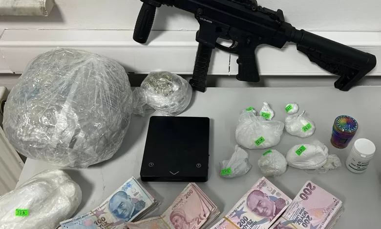 cinayet zanlisi hobi bahcesinde otomatik silah ve uyusturucuyla yakalandi 341fa317e2b5 |