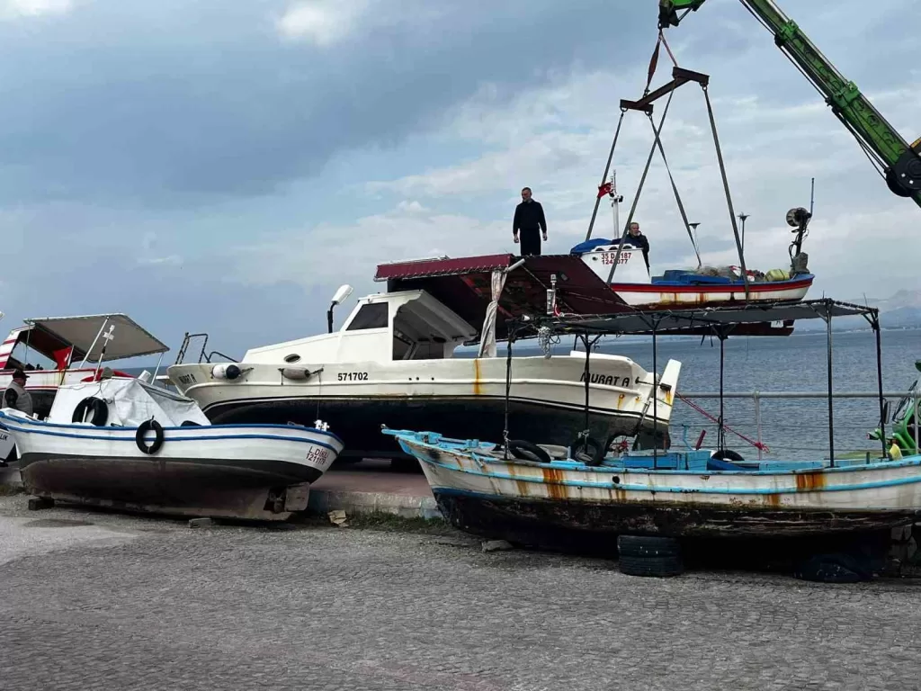 dikilide balikci tekneleri firtinaya karsi karaya alindi ec5b78ae7067 |