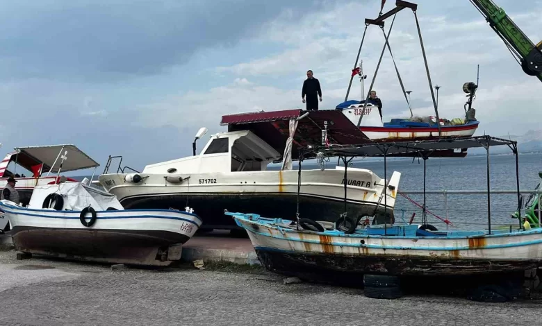 dikilide balikci tekneleri firtinaya karsi karaya alindi ec5b78ae7067 |