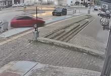 direksiyon dersinde fren yerine gaza basti otomobil dukknin onune uctu b7860718ec48 |