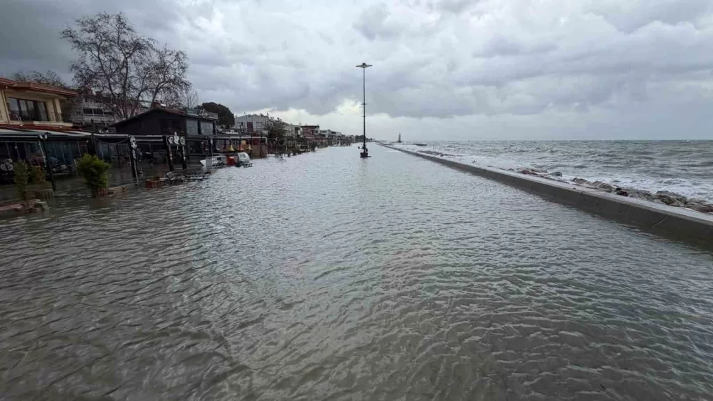 edremitte denizle kara birlesti isletmeler sular altinda kaldi 3ca46e8a0773 |