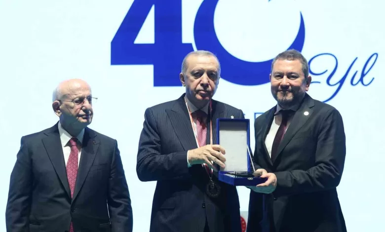 erdogandan izmirli is adami nazim torbaogluna anlamli plaket fe90276fff7c |