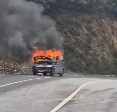 eyupsultanda seyir halindeki arac alevlere teslim oldu 4e49740dc17c |