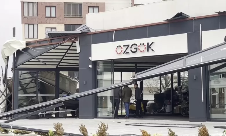 firtina catilari ucurdu karavanlari devirdi 4a743ab5b919 |