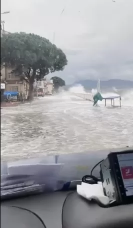 firtina sebebiyle kara ile deniz birlesti tekneler batti 2aa6d4389da9 |