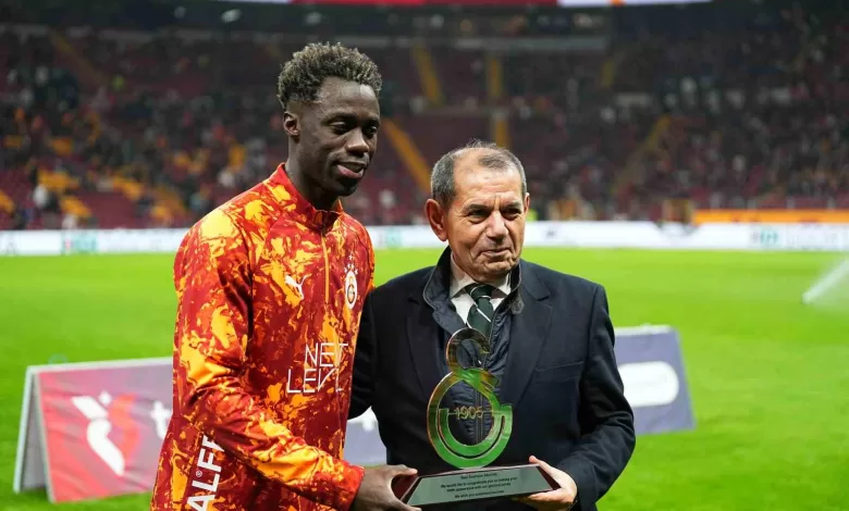 galatasarayda 100 macina cikan davinson sancheze plaket verildi 7c536154b695 |