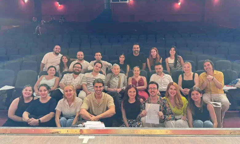 Haldun Dormen’in son prodüksiyonu, Sahne Tozu Tiyatrosu’nda yaşamaya devam ediyor 1 haldun dormenin son produksiyonu sahne tozu tiyatrosunda yasamaya devam ediyor 0b5a23485f60 |