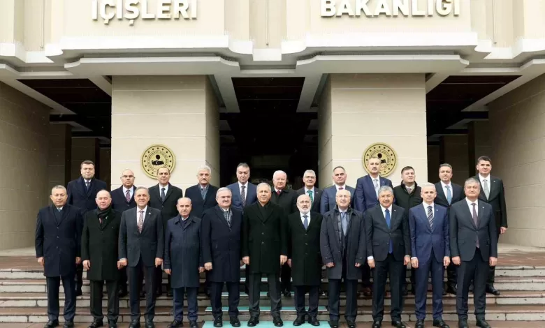 İçişleri Bakanı Yerlikaya, yeni atanan ve görev yerleri değişen valilerle bir araya geldi 1 icisleri bakani yerlikaya yeni atanan ve gorev yerleri degisen valilerle bir araya geldi 19573037bc11 |
