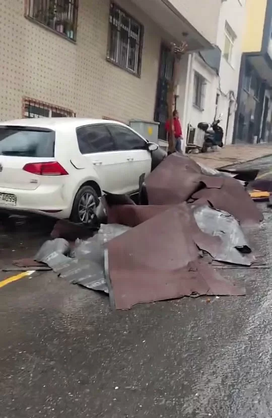 istanbulda siddetli lodos ve yagis etkili oluyor catilar uctu araclar zarar gordu 774fcba0bc7c |