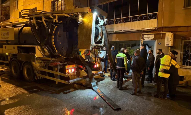 izmir gece saganak yagisa teslim oldu ekipler gece boyunca sahada gorev yapti 37568e413984 |