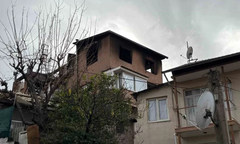 İzmir’de 3 katlı binanın çatı katında yangın 1 izmirde 3 katli binanin cati katinda yangin cf455b1b033c |