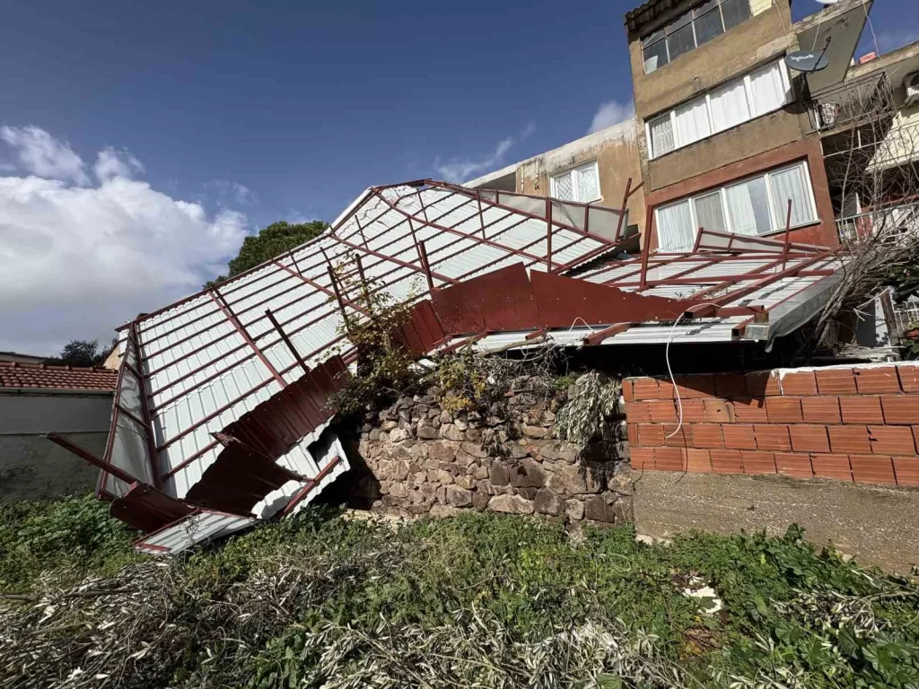 izmirde 4 katli binanin catisi uctu 07f1a4cafb24 |