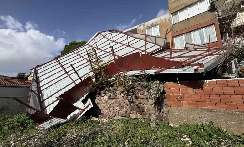 izmirde 4 katli binanin catisi uctu 07f1a4cafb24 |