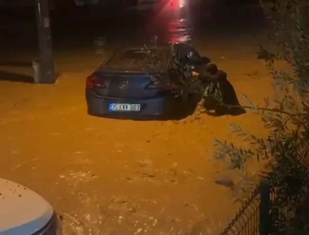 İzmir’de sağanak ve fırtına hayatı felç etti: Sel suları araçları sürükledi 1 izmirde saganak ve firtina hayati felc etti sel sulari araclari surukledi a4fb1a9599b0 |