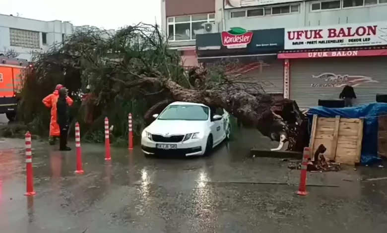 İzmir’de sağanak ve fırtına hayatı felç etti 1 izmirde saganak ve firtina hayati felc etti 8cf9c1c5cd1b |
