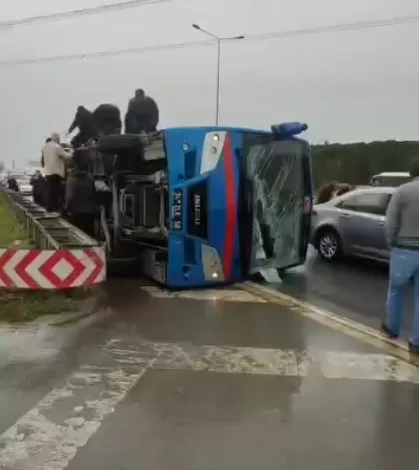 Cezaevi nakil aracı devrildi : Yarlılar var 1 kagithanede cezaevi nakil araci devrildi 2 jandarma personeli agir olmak uzere 19 yarali 043ee3a1a507 |
