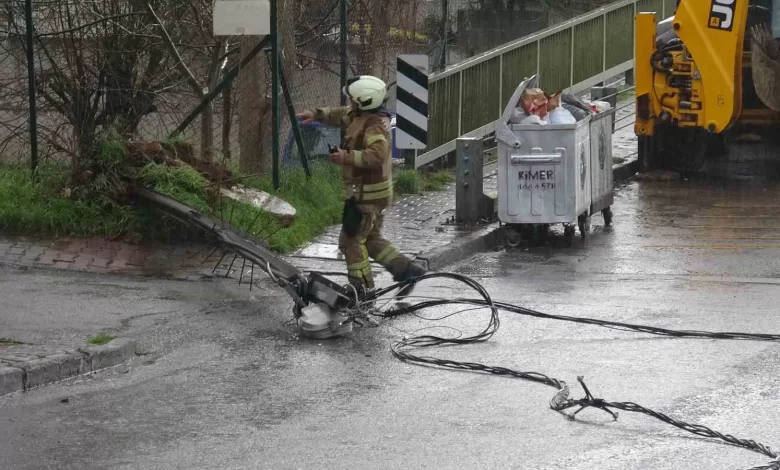 Kartal’da hafriyat kamyonu elektrik tellerine takıldı: Olay ucuz atlatıldı 1 kartalda hafriyat kamyonu elektrik tellerine takildi olay ucuz atlatildi 99ce773a8350 |