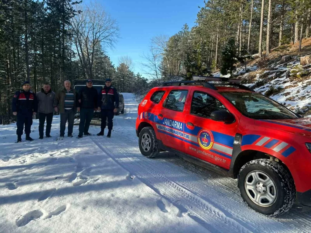 kazdaglarinda karda mahsur kalan 4 kisiyi jandarma kurtardi 16a69259eb98 |