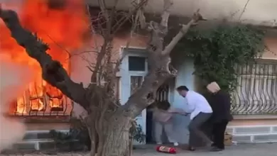 kedisini kurtarmak icin alevlerin icine daldi komsulari guclukle disari cikardi 363a60b060e9 |