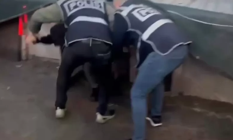 Kümesten gelen öksürük sesi, 44 yıl hapis cezası olan firariyi yakalattı 1 kumesten gelen oksuruk sesi 44 yil hapis cezasi olan firariyi yakalatti da8b75a9d963 |