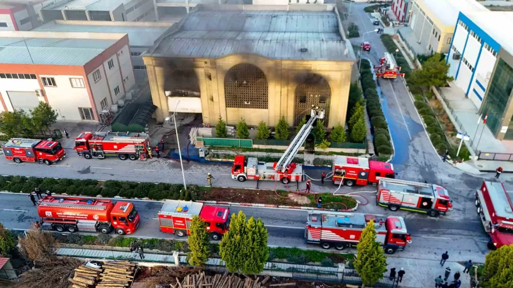 mendereste fabrika yangini kisa surede kontrol altina alindi 129a00b6d228 |