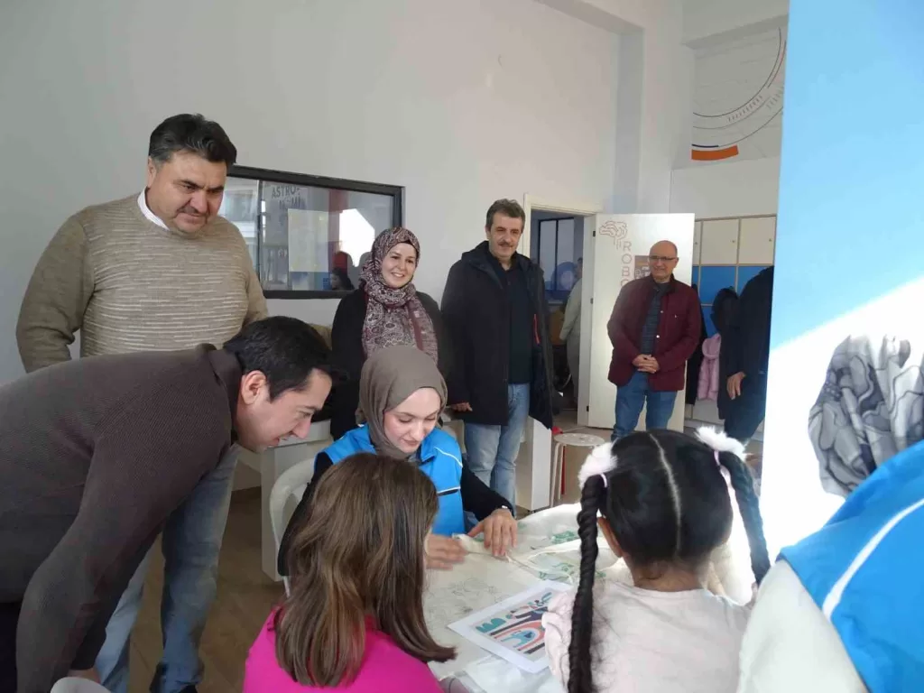 minik eller aileleriyle birlikte uretti 20ace2dd014b |