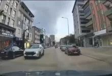 park halindeki araclarin arasindan cikan yayaya carpti eb01d0918095 |