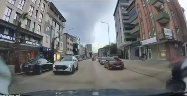 Park halindeki araçların arasından çıkan yayaya çarptı 1 park halindeki araclarin arasindan cikan yayaya carpti eb01d0918095 |