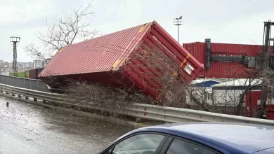 siddetli ruzgar eski gumruk sahasinda konteynirlari devirdi 0385fb01fc77 |