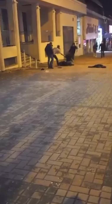 sokak ortasinda iki genc cakiyla birbirini yaraladi 391a5ae7af57 |