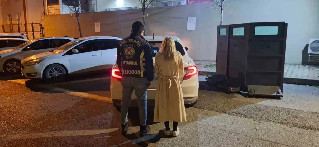 topuklu ayakkabisiyla aracindan inip servistekilere saldiran kadin surucuye 6 bin 498 tl ceza kesildi 2fc31f982138 |