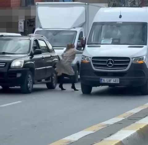 topuklu ayakkabisiyla aracindan inip servistekilere saldirdi 7e0c67809e9a |