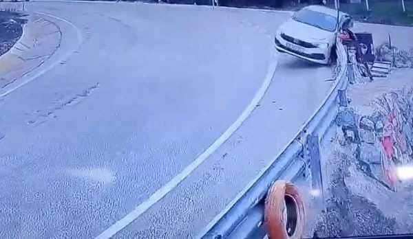 Uludağ yolunda kontrolden çıkan araç bariyerlere çarptı 1 uludag yolunda kontrolden cikan arac bariyerlere carpti 86b80b038abb |