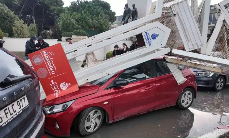 uskudarda tirin uzerindeki ekskavator tabelaya carpti 7 arac zarar gordu a6dc8723e4e0 |